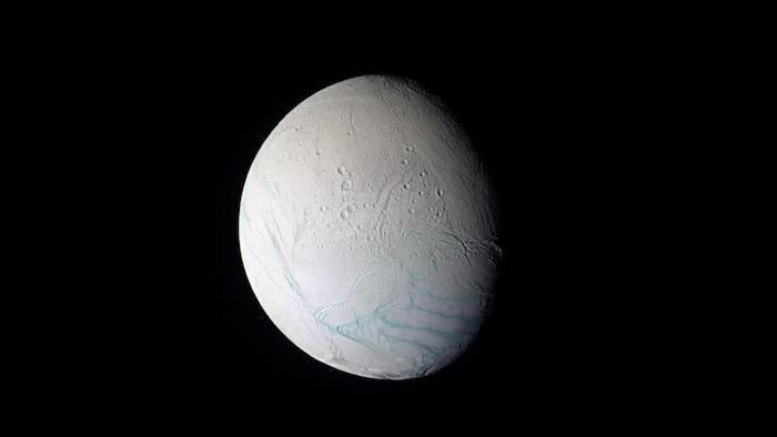 La lune Encelade de Saturne.