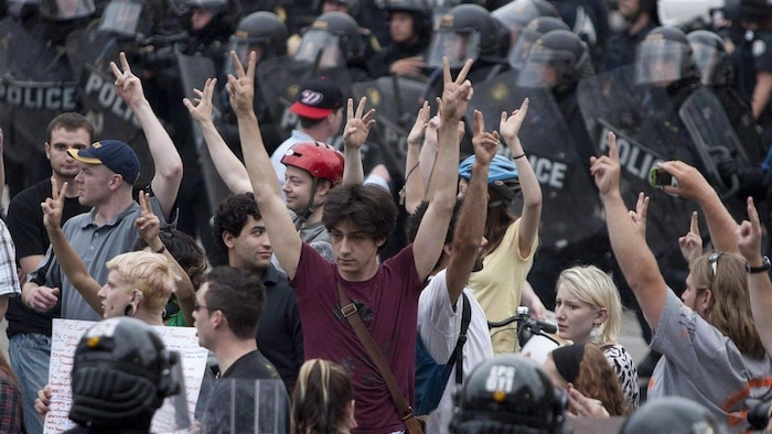 300 manifestants et passants ont été encerclés par la police le 27 juin 2010 lors du sommet du G20 à Toronto.