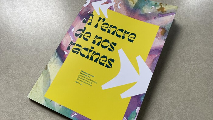 Le livre À l’encre de nos racines qui aborde notamment l’histoire de Sherbrooke et qui rassemble les créations des élèves.