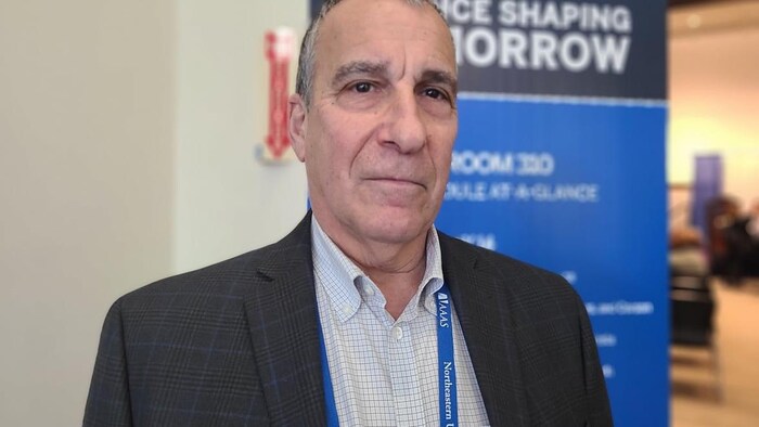  Andrew Rosenberg regarde la caméra