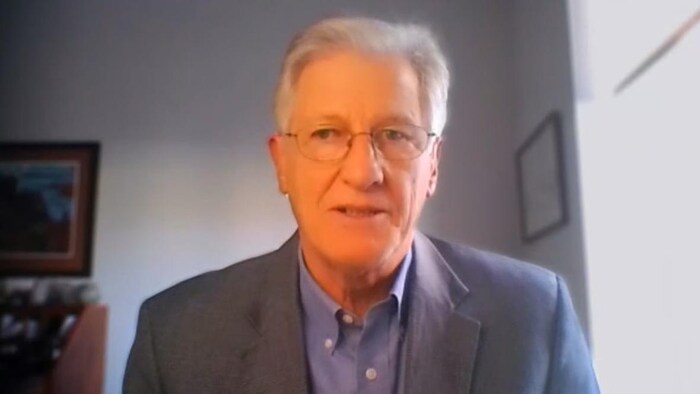 Un homme devant sa webcam.