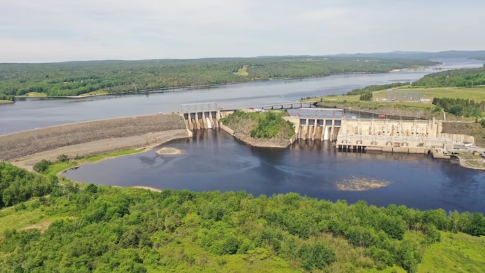 Vue aérienne d'un barrage hydroélectrique.