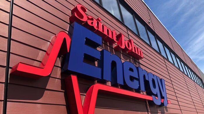 L'enseigne de la société sur la façade du bâtiment.