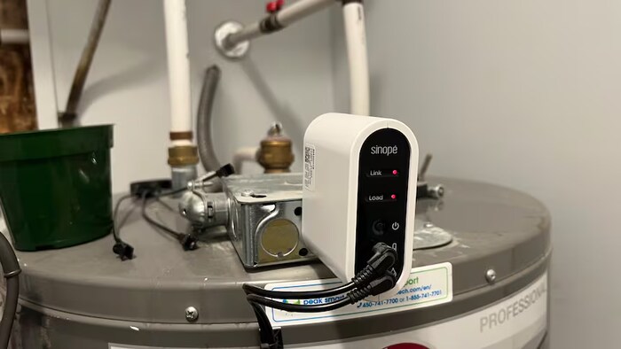 Un régulateur d’eau chaude intelligent est installé sur un chauffe-eau électrique.
