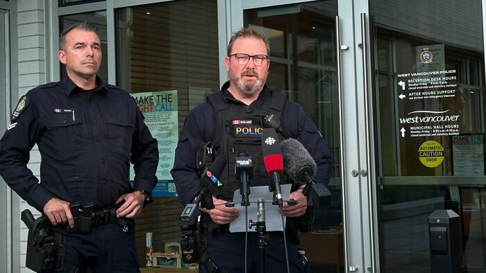 L'agent Dave Noon du Service intégré de reconstitution et d'analyse des accidents de la route du Grand Vancouver (à gauche) et le sergent Chris Bigland de la police de West Vancouver en point de presse.