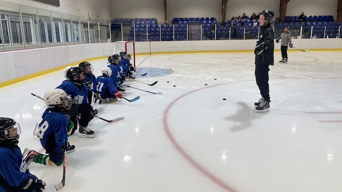 Âgés de 5 à 12 ans, les participants sautent sur la glace tous les mardis soirs determination une heure d’entraînement.