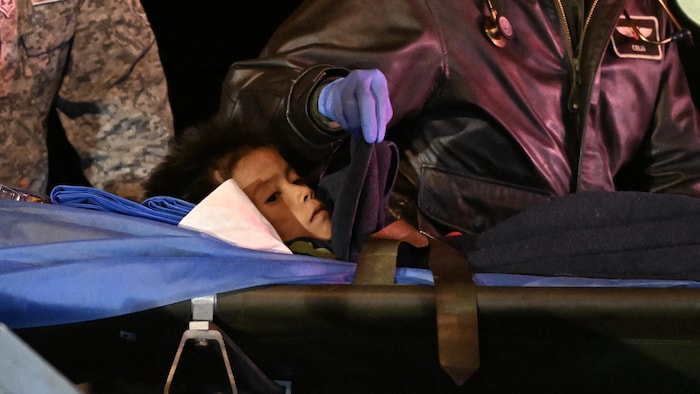 Un enfant sur une civière.