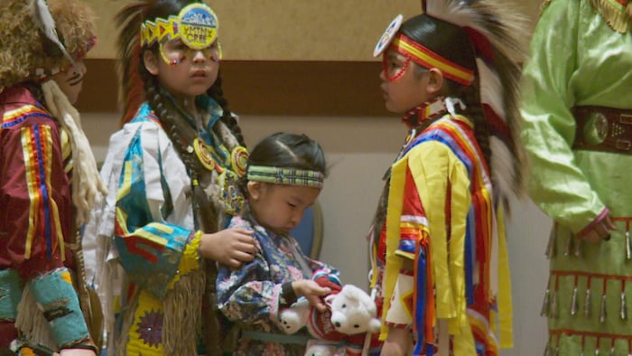 Des enfants dansent des danses autochtones