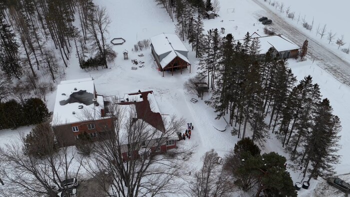 Une vue aérienne de l'école, qui est installée sur un terrain d'environ 3,5 hectares et dans quatre bâtiments différents.