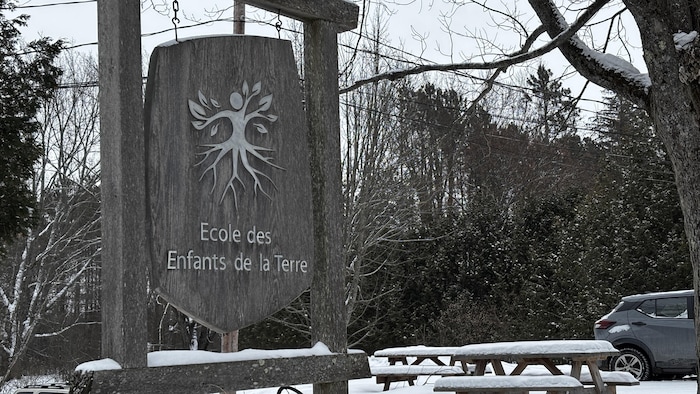 Une pancarte avec l'inscription «École des Enfants de la Terre».