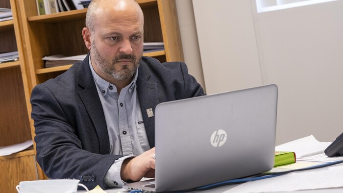 Un homme travaillant sur son ordinateur portable.