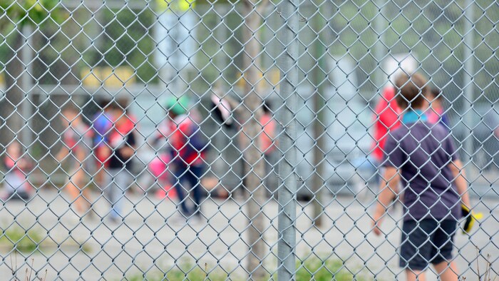 Des enfants jouant dans une cour d'école à Montréal.