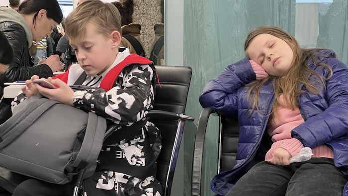 Des enfants sur un banc.