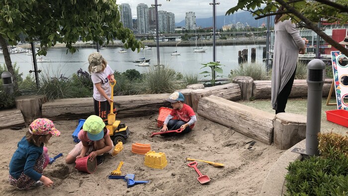 Des enfants jouent dans le sable
