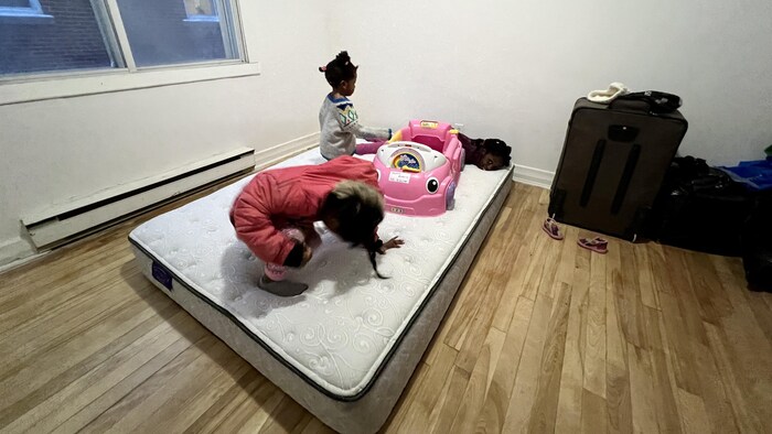 Des enfants sur un matelas.