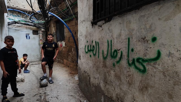 Des enfants jouent au ballon dans l'une des ruelles étroites du camp de Burj Al-Barajneh.