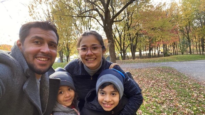 L'ingénieur mécanique devenu ingénieur informatique Pedro Uzcategui et l'infirmiere clinicienne Johanna Ravelo avec leurs enfants Elias et Amaia dans un parc de Montréal, où ils vivent depuis 2016. 