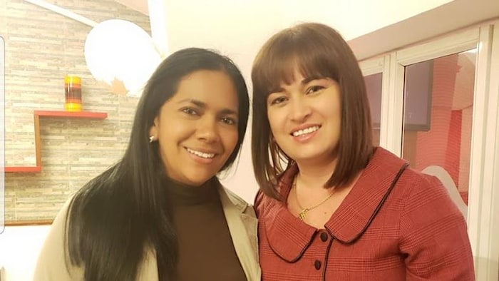 Les infirmières cliniciennes colombiennes Lorena López Peña (à gauche) et Johana Botero se rencontrent peu après l'arrivée de la première au Québec en janvier 2020.  