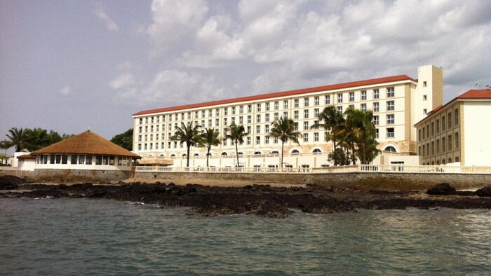 Un hôtel vu de la mer.