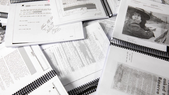 Des documents en vrac sur une table.