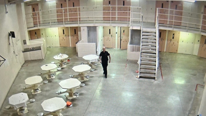 Capture d'écran d'une vidéo de caméra de surveillance.