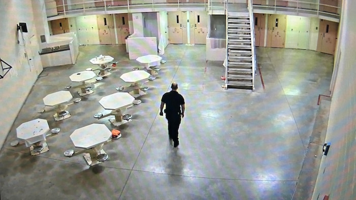 Capture d'écran de la vidéo d'une caméra de surveillance.
