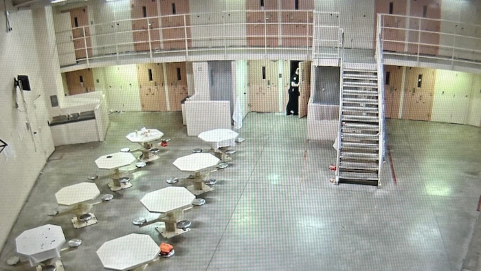Une capture d'écran d'une vidéo de caméra de surveillance.