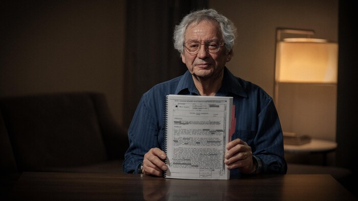 Georges Erasmus montre un document.