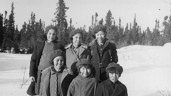 Des enfants regroupés pour la photo.