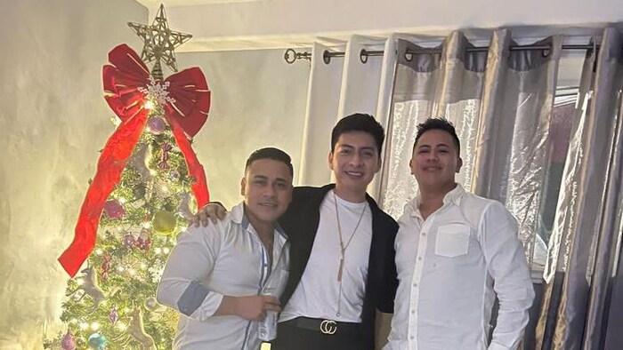 Enrique Hernández (à gauche) avec Victor Ruiz (au centre) accompagné d'un autre ami commun, Armando Quiroz, le 31 décembre 2021.
