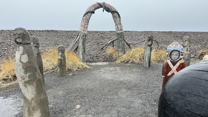 Un barrage en pierre bloque la vue sur le fleuve Saint-Laurent et obstrue un sentier menant d'une place d'art public à la plage.