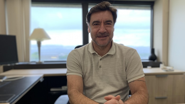 Bernard Wentzel en entrevue dans un bureau.