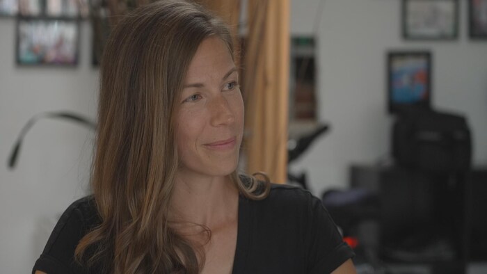 Une jeune femme écoute quelqu'un d'autre parler.