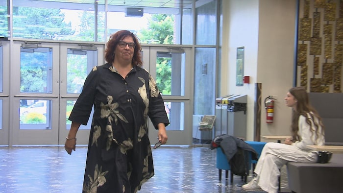 Une vice-doyenne circule dans les corridors de l'Université de Sherbrooke.