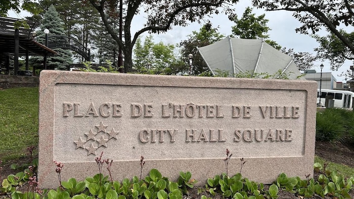 L'enseigne de la place de l'hôtel de ville d'Edmundston porte toujours les 6 étoiles en référence aux 6 fondateurs.