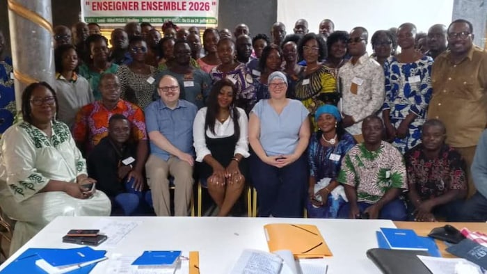Photo de famille avec les enseignants togolais et canadiens participant au programme « Enseigner ensemble ».
