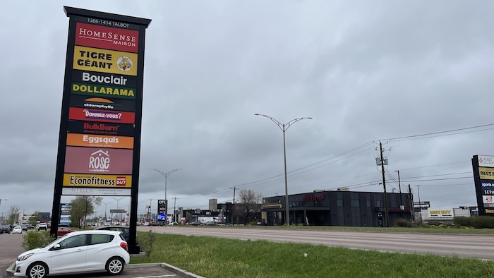 Un stationnement de centre commercial.