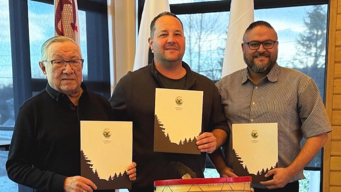René Simon, Martin Dufour et Jonathan Germain posent en tenant de documents.