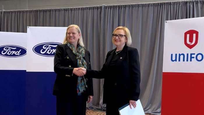 Meredith Keenan, vice-présidente des ressources humaines à Ford Canada qui serre la main à Lana Payne, la présidente nationale du syndicat Unifor.