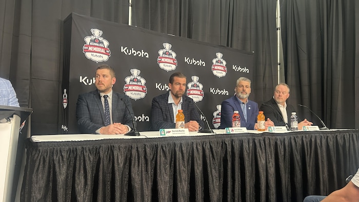 Quatre personnes répondent aux questions des journalistes lors d'une conférence de presse.