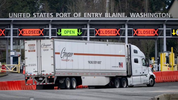 Un camion passe devant le point d'entrée des passagers à la frontière.