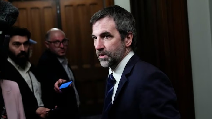 Le ministre de l’Identité et de la Culture canadiennes, Steven Guilbeault, devant des journalistes.