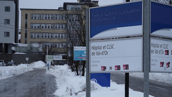 Entrée de l'hôpital de Val-d'Or.