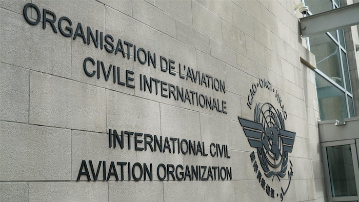 مدخل المقر الرئيسي للمنظمة الدولية للطيران المدني في مونتريال.