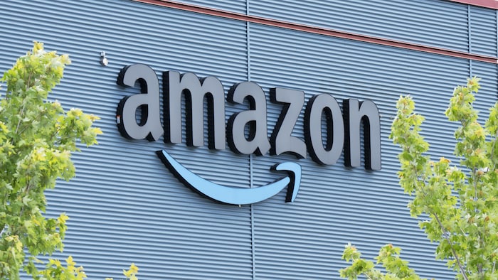 Le logo d'Amazon sur un entrepôt à Montréal, en juin 2022.