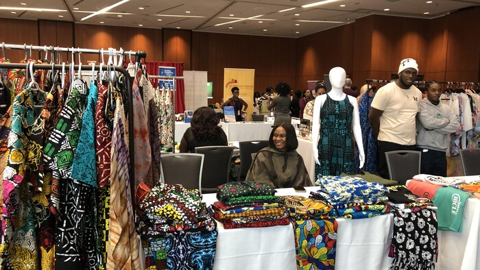 Une femme et des robes qu'elle vend au Black Women Business Expo.
