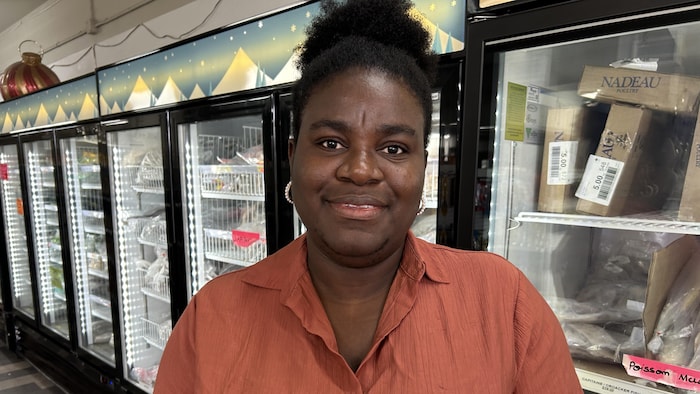 Une personne debout dans une épicerie.