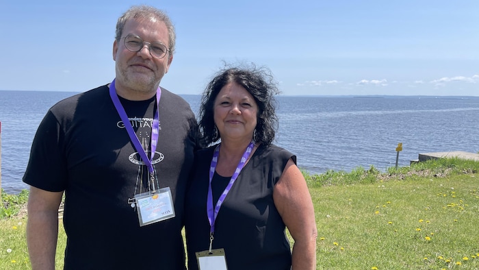 Les deux personnes sur le bord du lac Saint-Jean.