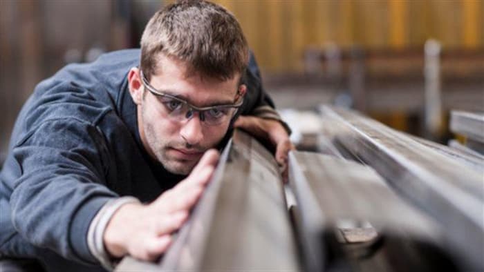 Un ouvrier en usine.