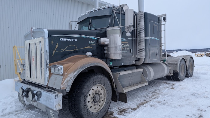 Un camion stationné à l'extérieur en hiver.